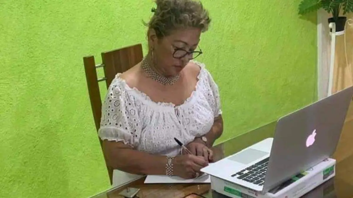 Adela román computadora